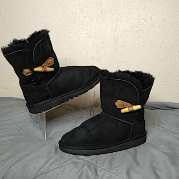 UGG Other - UGG Black Short Boot Keely Toggle Button Sz 4